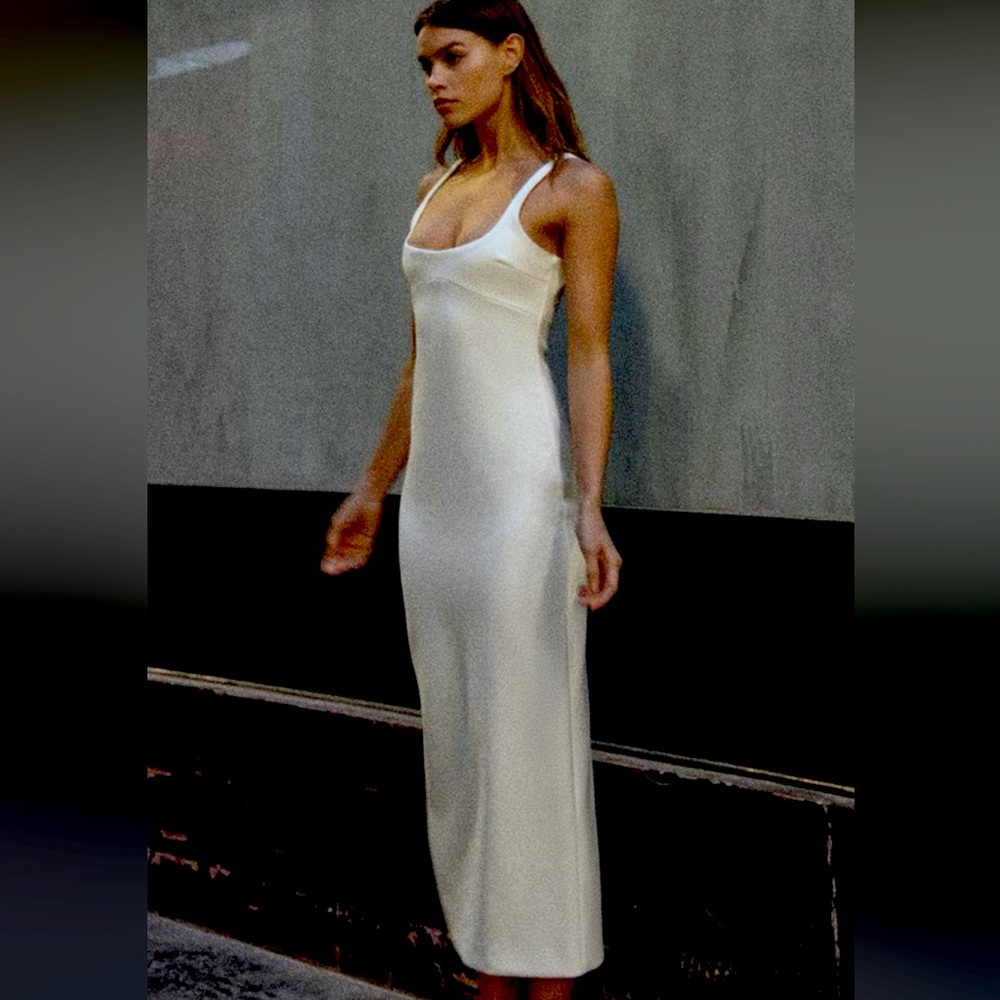 NWT Beautiful White body con round neck midi dress with a slip in the back. SZ S